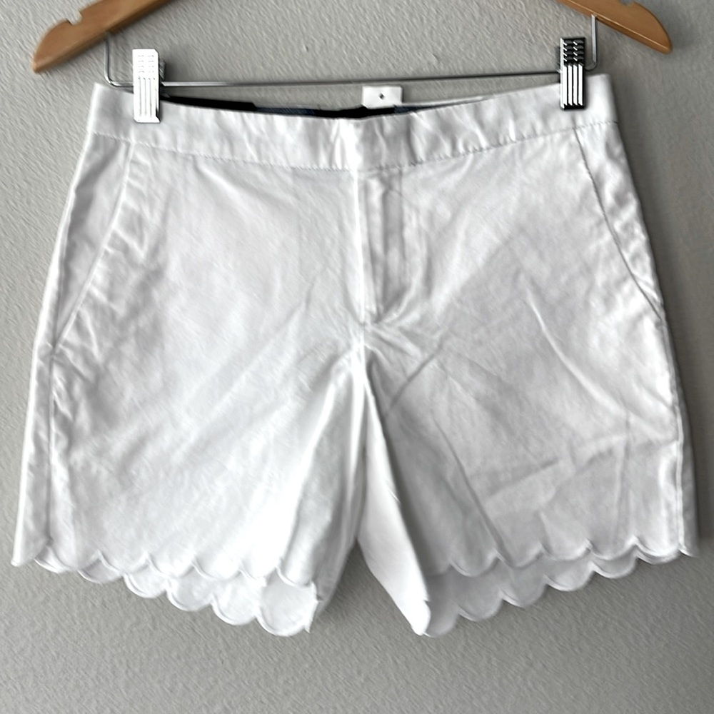 Banana Republic white shorts with scallop hem.  Inseam 5” size 0.